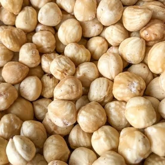 Kernel hazelnut putih yang sudah dikupas